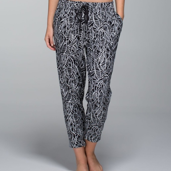 lululemon athletica Pants - Lululemon Jet Crop Pretty Palm Angel Wing Luxtreme
